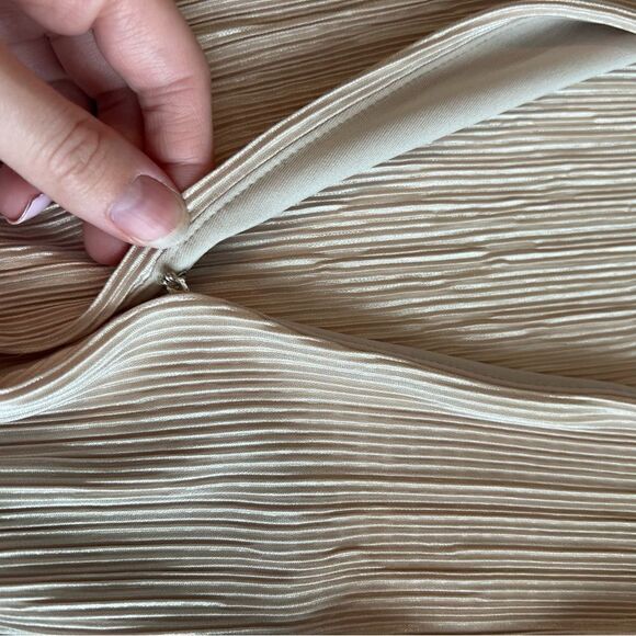 ✨ Express Women’s Champagne Crinkle Front Knot Top Small - Picture 9 of 11